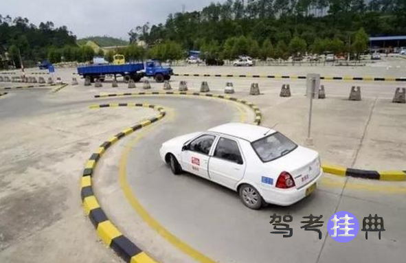 平时练车练的很好，可一到考试就挂