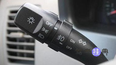 科三教练说的这几个考试细节：听完口令再操作、不低头换挡、空档打火、一档起步 一定要重视！